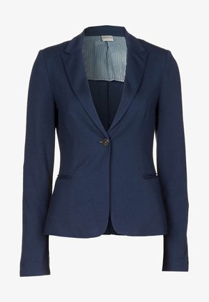 Granatowa marynarka wykonana z gładkiego materiału, z klapą z wycięciem, pojedynczym zapięciem na guzik oraz paskowanym podszyciem wewnętrznym. Podwójne przednie kieszenie.