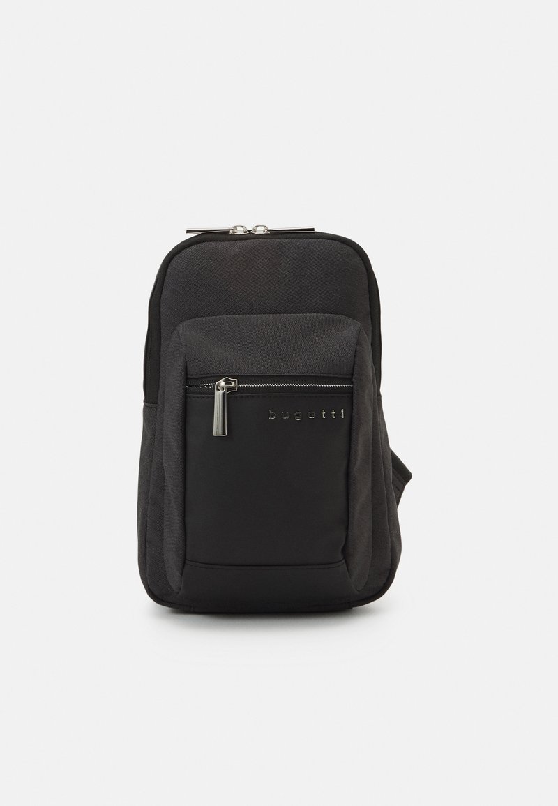 Zaino nero in un materiale liscio e strutturato, con una tasca anteriore con zip e un logo argentato sulla tasca.
