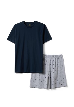Marineblaues T-Shirt mit kurzen Ärmeln und Rundhalsausschnitt, kombiniert mit grauen Shorts mit elastischem Bund und nautischen Mustern in Marineblau.
