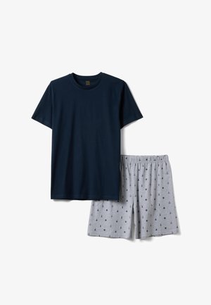 Camiseta de manga corta de cuello redondo en azul marino combinada con pantalones cortos grises con cintura elástica y motivos náuticos en azul marino.