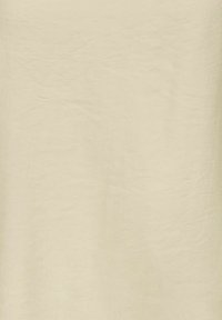Tissu uni beige texturé avec de légers plis et sans autres objets ou motifs visibles.