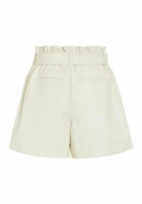 Shorts crème taille haute avec ceinture froncée, ceinture assortie et deux poches passepoilées à l'arrière, vus de dos.