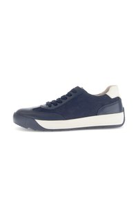 Marineblauwe sneaker met een glad leren bovenwerk, witte rubberen zool en contrasterende beige hielaccent. Vetersluiting met gestikte details.