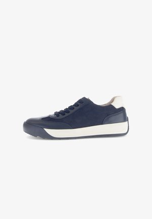Marineblauwe sneaker met een glad leren bovenwerk, witte rubberen zool en contrasterende beige hielaccent. Vetersluiting met gestikte details.