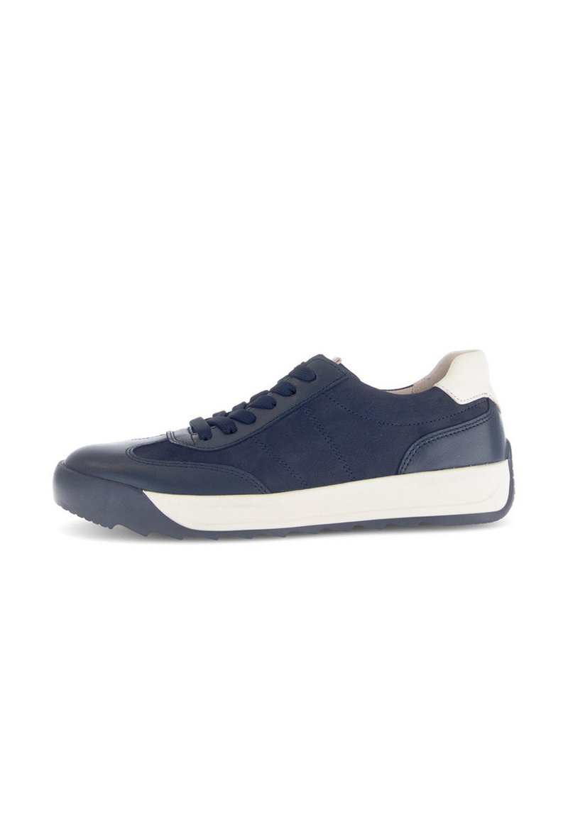 Marineblauwe sneaker met een glad leren bovenwerk, witte rubberen zool en contrasterende beige hielaccent. Vetersluiting met gestikte details.