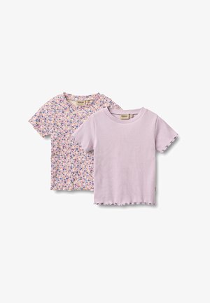 Dwa dziecięce koszulki z krótkim rękawem, jedna w jednolitym jasnofioletowym kolorze, a druga z małym wzorem kwiatowym w kolorze fioletowym i brzoskwiniowym, obie z falbankami na krawędziach.