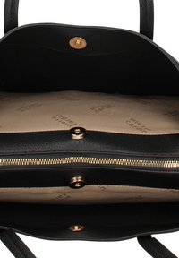 Borsa a mano in pelle nera con finitura testurizzata, con chiusura a zip oro e fodera interna con motivo a logo ripetuto.