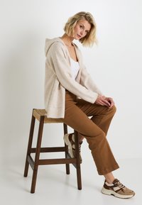 Grain de Malice À CAPUCHE - Gilet - beige chine