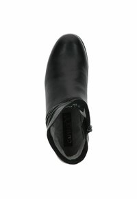 Stivaletto alla caviglia in pelle nera con punta arrotondata, cerniera laterale, superficie texturizzata e un emblema sulla soletta. Design semplice, senza motivi visibili.