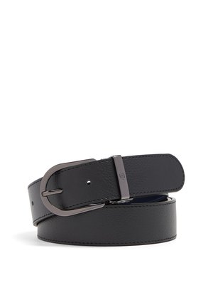 Ceinture en cuir noir avec une boucle en métal foncé, roulée avec des coutures visibles le long des bords sur fond blanc.