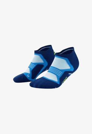 Calzini alla caviglia blu e azzurri con motivo geometrico, punta e tallone rinforzati, realizzati in tessuto traspirante e con un dettaglio del logo in verde neon.