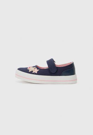 Navy lerret Mary Jane-sko med borrelåsstropp, rosa fôr og gullglitrende stjerneapplikasjoner. Hvit midesole med en rosa aksentlinje.