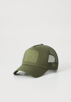 Gorra verde oliva con un panel de tela en la parte frontal y lados de malla, que presenta un parche de logo en relieve y un visera curva.