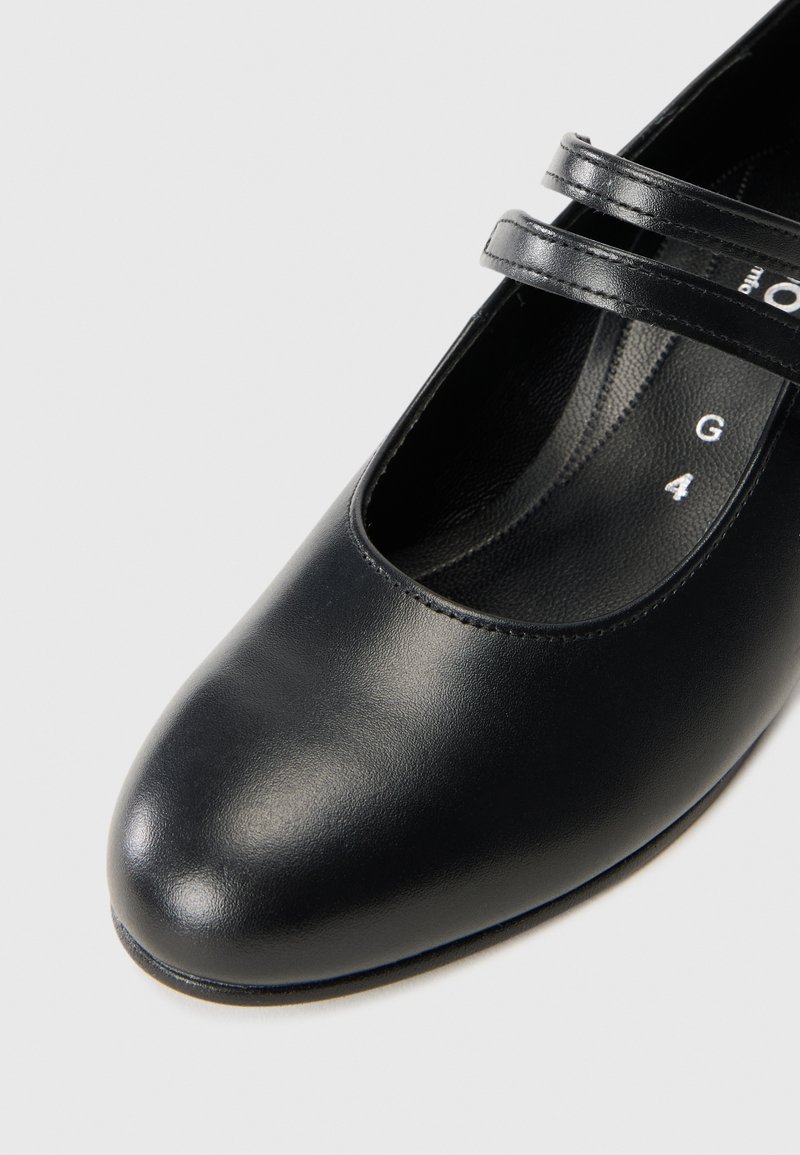 Scarpa Mary Jane nera in pelle con punta rotonda, due cinturini sottili che attraversano il collo del piede e una texture liscia. La taglia indicata all'interno è G 4.