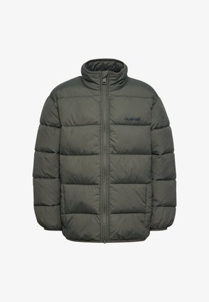 Mørkegrøn quiltet dunjakke med fuld lynlås foran, opretstående krave, elastiske manchetter og lille logo på venstre bryst.