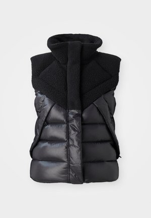 Chaleco sin mangas acolchado negro con alto cuello de forro polar y cierre frontal, que combina paneles de tela brillantes y texturizados.