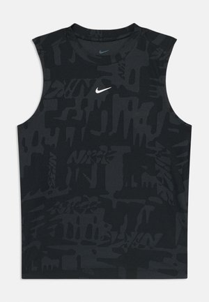 Juodas be rankovių sportinis marškinėlis su tekstūriniu raštu, tamsiai pilkais ornamentais ir mažomis baltomis Nike logotipu krūtinėje.