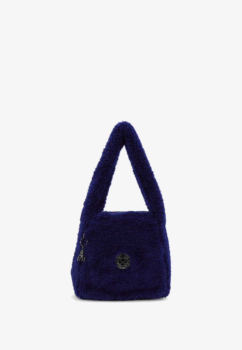 Blød, navy blå trekantet håndtaske med en luksuriøs tekstur, top-håndtag, cirkulært logo-patch og en lille nøglering charm hængende ved lynlåsen.