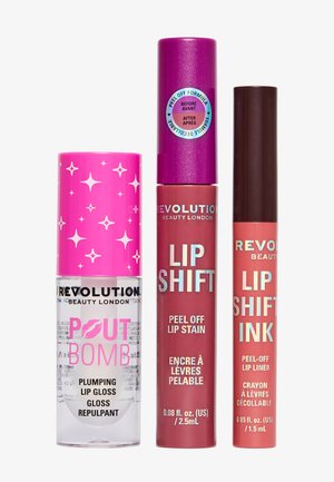 Trois produits pour les lèvres Revolution Beauty London : gloss repulpant transparent avec bouchon rose, tache à lèvres rouge pelable avec bouchon violet, crayon contour des lèvres corail pelable avec bouchon marron.
