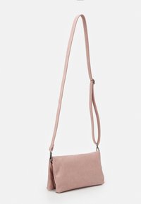 Růžová kabelka z faux kůže přes rameno s dlouhým popruhem, obdélníkového tvaru, hladkého povrchu a minimalistickým designem. Obsahuje stříbrné kovové doplňky.