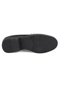 Schwarze Schuhsohle mit einer strukturierten GummOberfläche, leicht gebogener Form und einem glatten Fersenbereich. Verstärkter Rand ohne sichtbare Markierung.