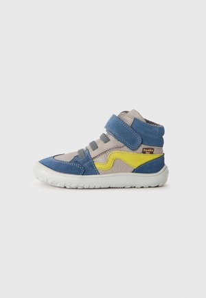 Hoch geschnittene Sneakers aus blauem, grauem und gelbem Wildleder mit Mesh-Akzenten, einem Klettverschluss und einer strukturierten Gummisohle.