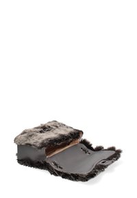 Donkergrijze leren zak met een pluizige grijze bordeaux, met een glad interieur en twee metalen sluitingen.