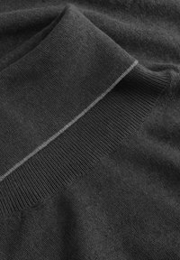 Dunkelgrauer Strickstoff mit glatter Textur, ausgestattet mit einem Stehkragen und dezenten kontrastierenden Nähten entlang der Kante.