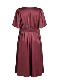 Mauve, satin kjole med korte, puffede ærmer og smocket talje. Skørtet falder ned til midt på læggen og har en glat, skinnende overflade.