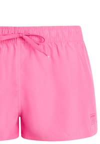 Pantalones cortos de baño de color rosa brillante con cintura elástica y cordón ajustable, con un pequeño logo en la parte inferior de la pierna derecha.