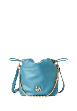 Blaue Ledertasche in Form eines Bucket Bags mit goldener Kette und verstellbarem Riemen, vorne mit kleinem goldenem Logo.