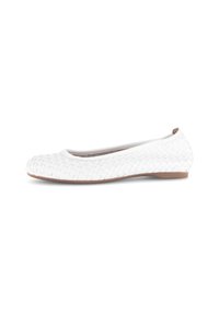 Witte gevlochten ballerina met een ronde neus, een laag profiel en een flexibele zool. Gelaagde oppervlakte met een ingewikkeld geweven ontwerp.