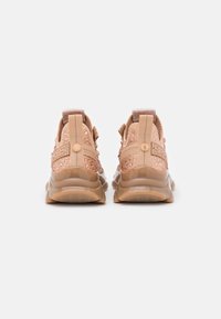Sneakers sportivi di colore rosa chiaro con superiore texture, dotati di una fascia posteriore a fantasia e suola ammortizzata per il comfort.