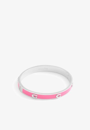 Silbernes Armreif-Bangle mit einem leuchtend pinken Emailleband, metallischen Akzenten und einer glatten, glänzenden Oberfläche.