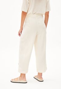 ARMEDANGELS CAARUNUS LINO - Broek - oatmilk