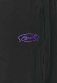Pegador ARDEN PARACHUTE PANTS - Nadrágok - black/deep purple