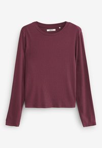 Bordeaux-langærmet top med rund halsudskæring, ribbet tekstur og en let cropped design. Lille mærke læser "NEXT." Ingen synlig hardware eller mønstre.