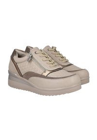 Zapatillas beige con textura acolchada, acentos metálicos y un detalle de cremallera. Cuentan con cordones beige, suela acolchada y diseño de puntas redondeadas.