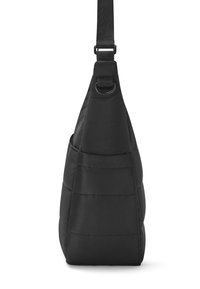 Bolso cruzado negro acolchado con correa ajustable, anilla en D lateral y bolsillos laterales rectangulares, visto de lado sobre fondo blanco.