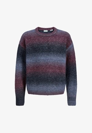 Pull en maille douce à col rond avec manches longues, dans un dégradé rayé de tons rouge foncé, gris et noir.