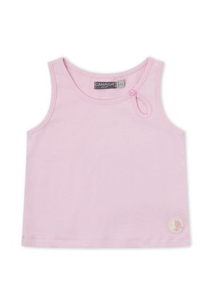 Camiseta sin mangas de color rosa claro para niño pequeño, con cuello redondo, detalle de lazo con botón cerca del hombro y pequeño logo circular cerca del dobladillo.