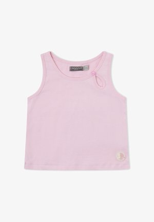 Camiseta sin mangas de color rosa claro para niño pequeño, con cuello redondo, detalle de lazo con botón cerca del hombro y pequeño logo circular cerca del dobladillo.
