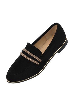 Mocassins en suède noir avec une semelle rehaussée d'or et deux rangées décoratives de chaînes en strass sur le dessus. Doublure intérieure lisse.