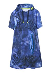 Abito corto con cappuccio in tessuto blu tie-dye con motivi a stella, stampe testuali e accenti metallici. Include un cordoncino con punte neon.
