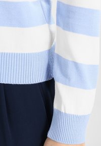 More & More Sweter