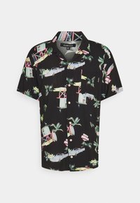 Camicia nera a maniche corte con un motivo tropicale che presenta palme, auto d'epoca e capanne sulla spiaggia; tessuto leggero e chiusura con bottoni.