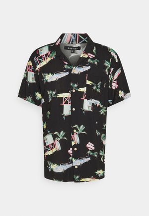 Chemise noire à manches courtes avec un motif tropical comprenant des palmiers, des voitures rétro et des cabanes de plage; tissu léger et fermeture à boutons.
