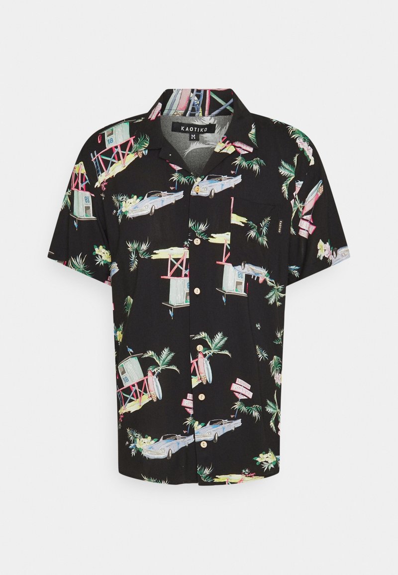 Camicia nera a maniche corte con un motivo tropicale che presenta palme, auto d'epoca e capanne sulla spiaggia; tessuto leggero e chiusura con bottoni.