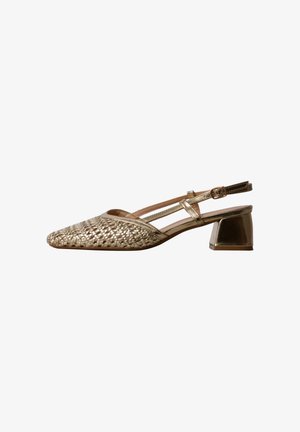 Goldener geflochtener Slingback-Schuh mit niedrigem Blockabsatz und verstellbarer Schnalle am Knöchel, seitlich gezeigt.