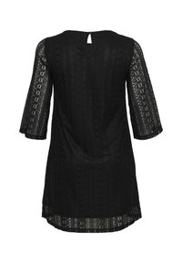 Túnica de encaje negro con mangas de tres cuartos, que presenta un patrón floral, una abertura en la parte posterior con forma de llavero y un dobladillo ligeramente curvado.